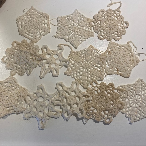 Vintage Starched Crochet Lace Snowflake Ornaments Lot of 12 - Picture 1 of 9